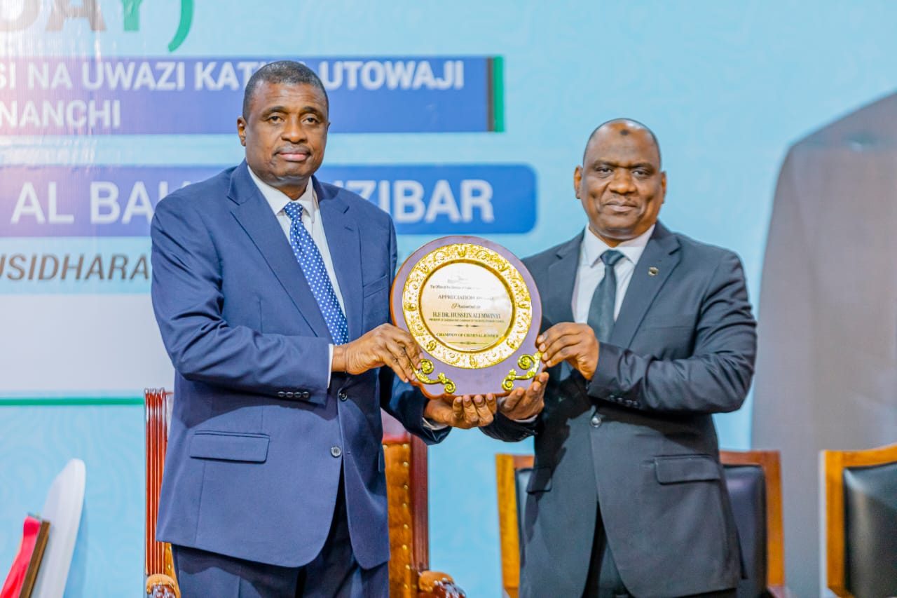 MAKAMO WA PILI AKIPOKEA ZAWADI KWA NIABA YA RAISI